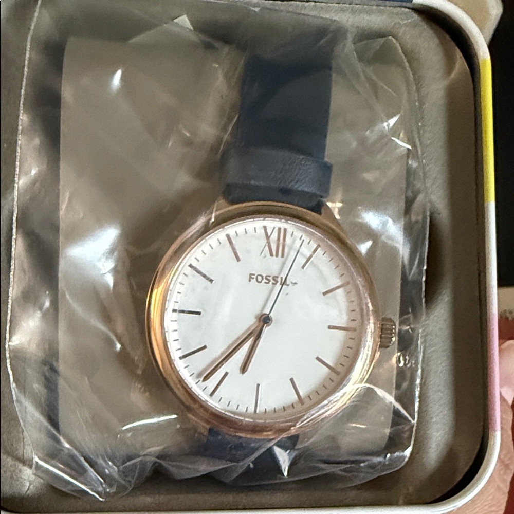 Fossil women Watch with Navy Strap and White Dial